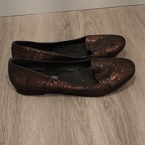 Brand: TextoSize: 6.5Color: black and Brown baroque designsCondition: Used -